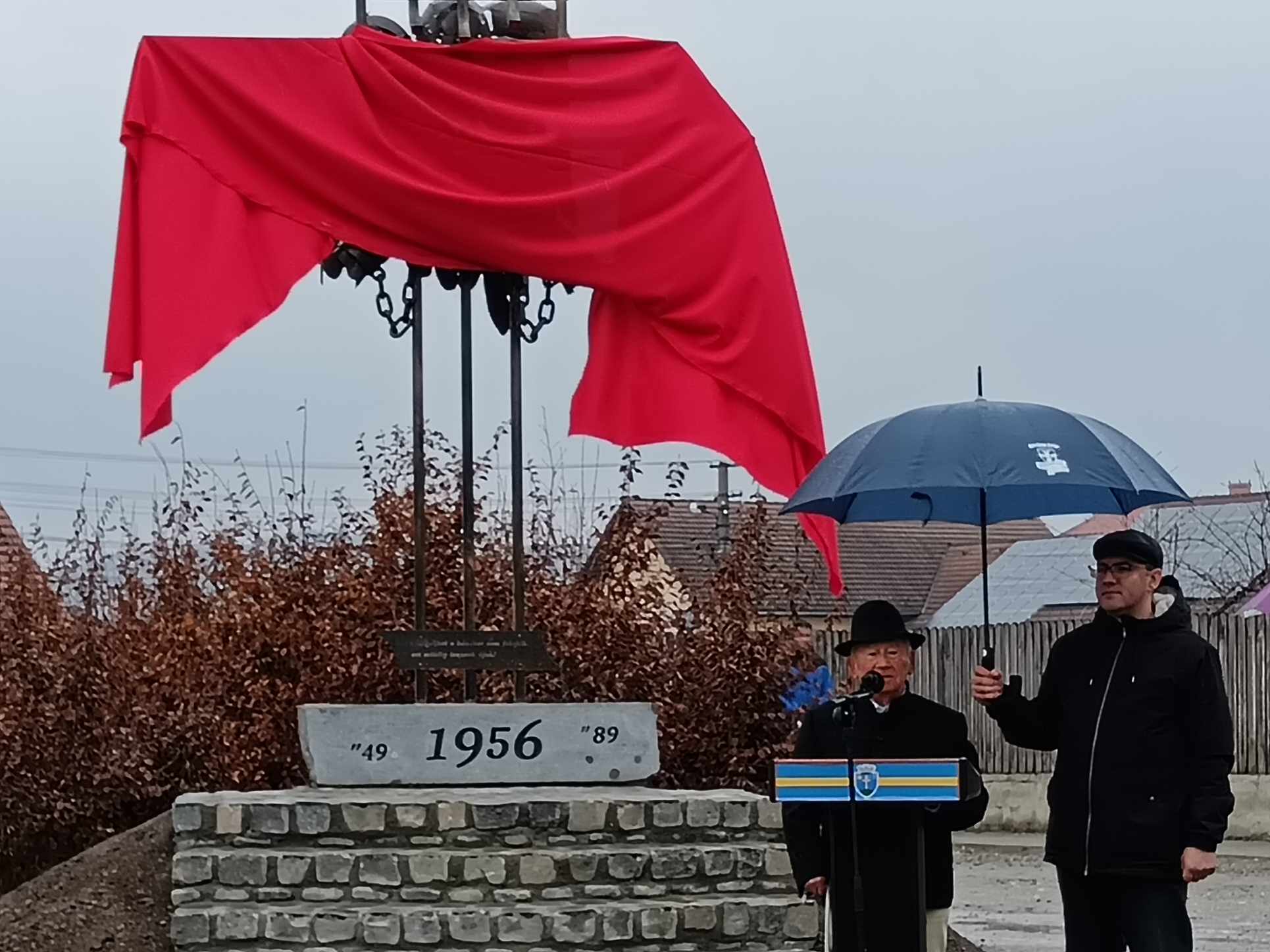 Köztéri szobor a kommunizmus áldozatainak emlékére Székelykeresztúron Köztéri szobor a kommunizmus áldozatainak emlékére Székelykeresztúron